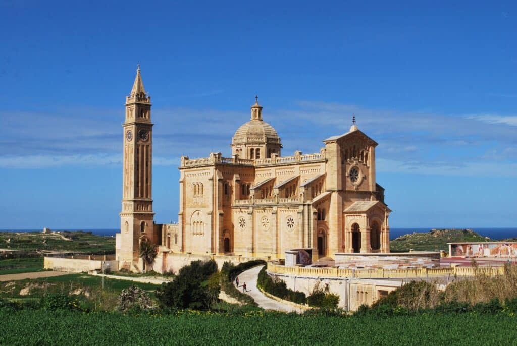 Is-Santwarju Nazzjonali u l-bażilika ta' Ta' Pinu jogħlew 'il fuq minn art agrikola ħadra f'Għawdex, Malta